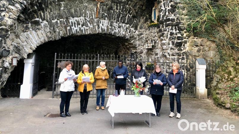 Monika Sommer, die Leiterin im KDFB Bezirk Tirschenreuth, mit dem Vorstandsteam des Ortsverbandes Waldsassen vor der Lourdes-Grotte in der Nähe des früheren Klosterguts Mitterhof. Bild: KDFB/exb