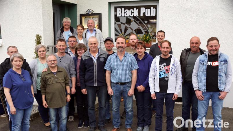Der neue Vorstand der Fischerfreunde, an der Spitze bleibt weiterhin Willi Stahl (vordere Reihe, Dritter von links). Bild: bkr