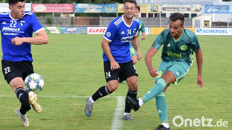 Der SV Mitterteich feierte am Samstag einen wichtigen 1:0-Sieg beim SV Schwaig. Daniel Lauterbach (rechts, Szene aus der Partie gegen Forchheim) erzielte das Tor des Tages. Archivbild: Gebert
