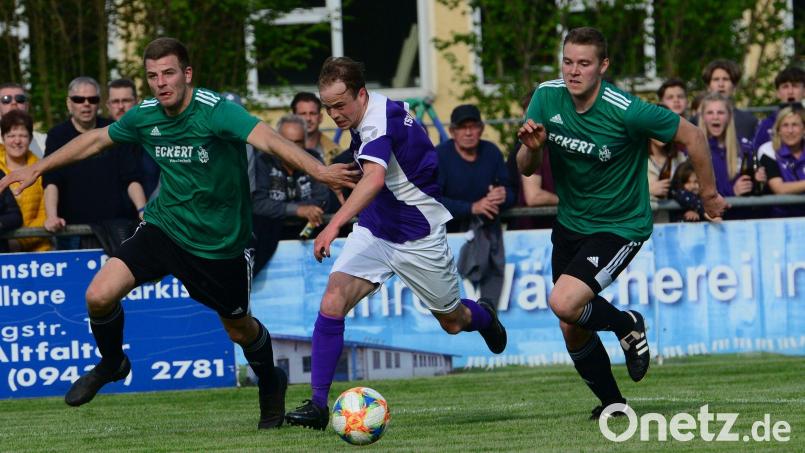 Detag-Akteur Simon Polster (Mitte) wird von den FC-Spielern Matthias Schreyer (links) und Andreas Lang bedrängt. Bild: ham