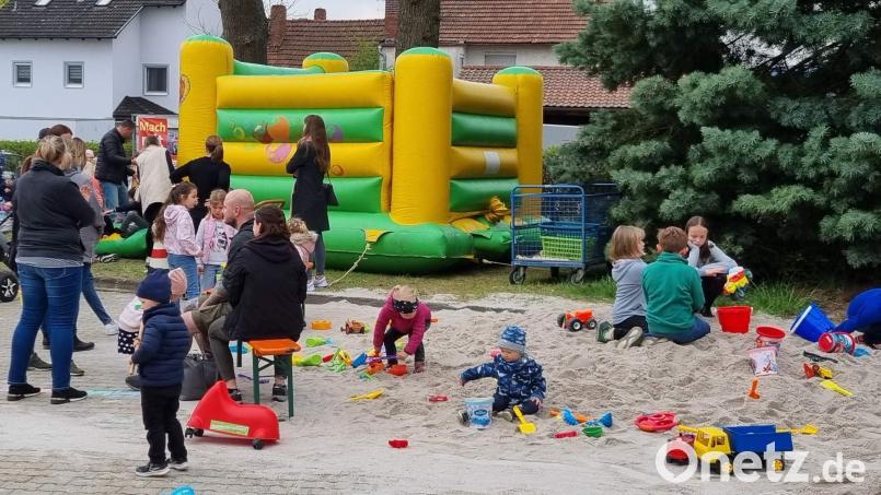 Die Kinder nutzten den im Feuerwehrhof hergerichteten, von den Amberger Kaolinwerken spendierten Sandhaufen. Sie tummelten sich auf dem weißen Quarzsandberg und sprangen nach Herzenslust in der Hüpfburg herum. Bild: u