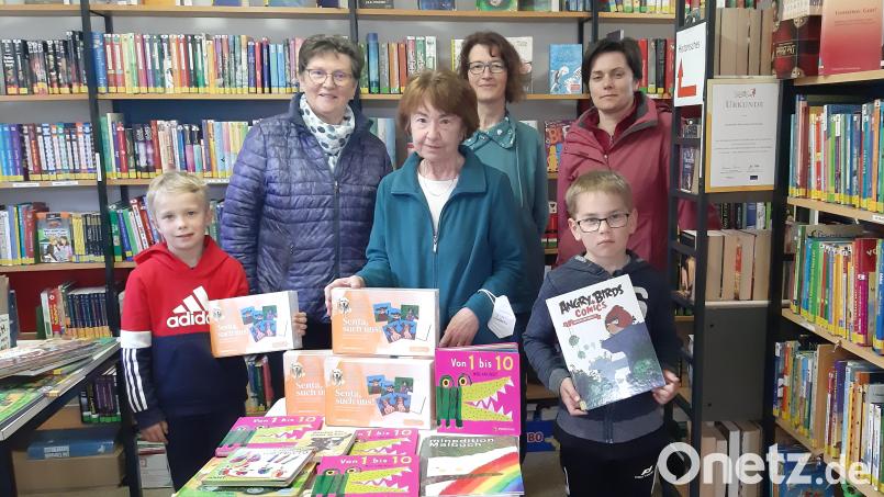 Petra Markhof (von links), Selma Markhof, Bücherstadl-Mitarbeiterin Elisabeth Kraus, Barbara Reichenberger mit zwei kleinen Fichtelberger &quot;Leseratten&quot;. Bild: gis