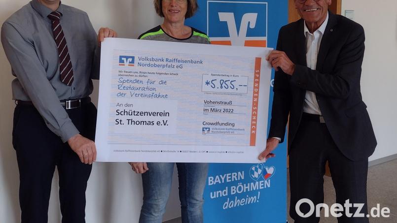 Volksbank-Filialleiter Anton Zilbauer (rechts) und Finanzierungsspezialist Reinhard Kellner (links) übergeben den Spendenscheck in Höhe von 5855 Euro an Schützenmeisterin Renate Kellner. . Bild: dob