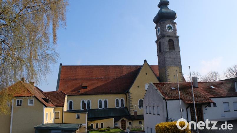 Das katholische Pfarrzentrum mit Pfarrkirche, Kirchturm, Herz-Jesu-Haus und Pfarrheim St. Josef. Fast allerorten stehen teure Umbauten und Sanierungen an. Bild: le
