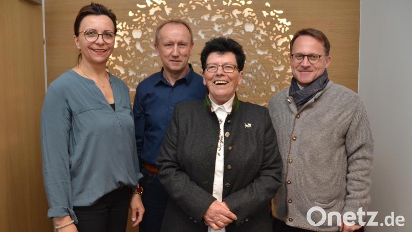 Mesnerin Erika Hilburger wurde schweren Herzens aus ihrem Amt als Mesnerin entlassen. Dekan Alexander Hösl (rechts), Pfarrgemeinderatssprecherin Luise Feneis und Kirchenpfleger Hans Kurzka (von links) dankten ihr von ganzem Herzen für den aufopferungsvollen Dienst. Bild: dob