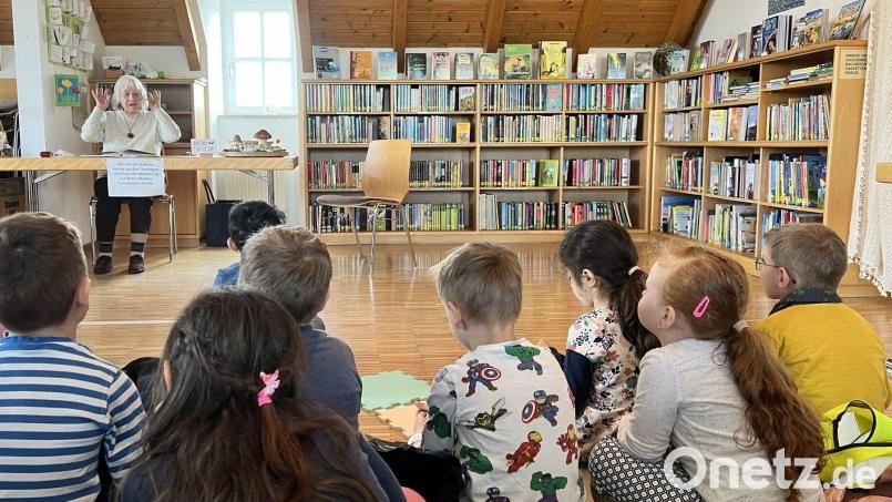 Märchenstunde beim Besuch der Vorschulkinder des Kinderhauses &quot;Herz Jesu&quot; in der Katholischen Öffentlichen Bücherei Immenreuth. Bild: exb