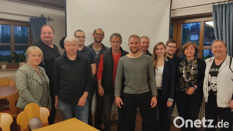 Auf dem Bild, von links nach rechts: Tanja Schemmel, Siegfried Bierl, Lothar Schemmel, Martin Besler, Christian Balke, Hans Wittmann, Johannes Popel, Jürgen Schemmel, Kerstin Schemmel, Siegfried Schemmel, Hannelore Narr, Fritz Bruckner. Bild: exb/ssm