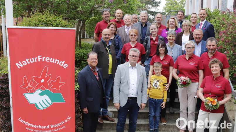 Mit zahlreichen Mitgliedern und Ehrengästen startete eine Ausstellung im Foyer der Sparkasse in Sulzbach-Rosenberg, die das Jubiläumsprogramm, die das zum 100-jährigen Bestehen der Naturfreunde in Sulzbach-Rosenberg eröffnet. Bild: mfh