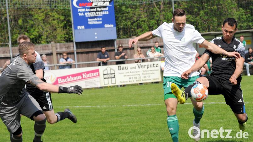 Mitterteichs Justin Göhlert (Mitte) versucht zum Abschluss zu kommen. Doch der Kondrauer Abwehrspieler Adrian Kraus (rechts) kann noch rechtzeitig klären, so dass SF-Keeper Daniel Gold erst gar nicht eingreifen muss. Bild: heh