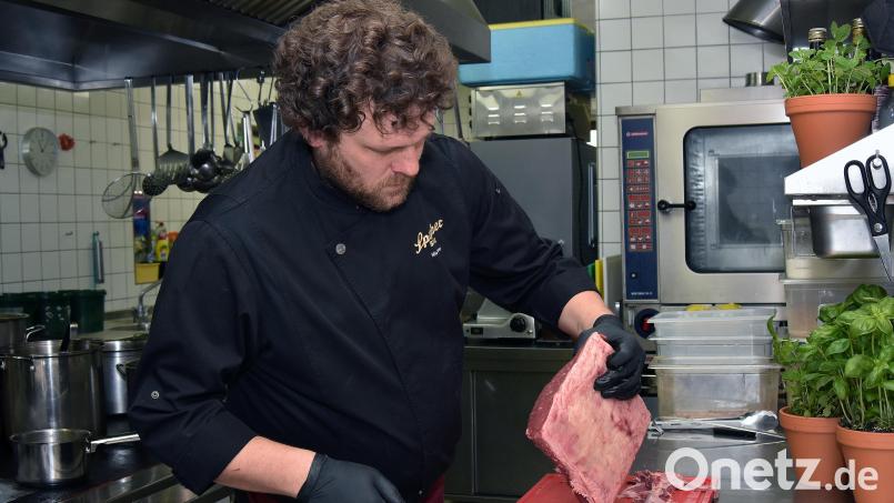 Nils Scherer ist Koch im Brauereigasthof Sperber. Das Fleisch, das er den Gästen zubereitet, wird laufend teurer. Die Wirte versuchen, die Teuerungen so gut es geht nicht an die Kunden weiterzugeben - doch manchmal geht es nicht anders. Bild: Stephan Huber