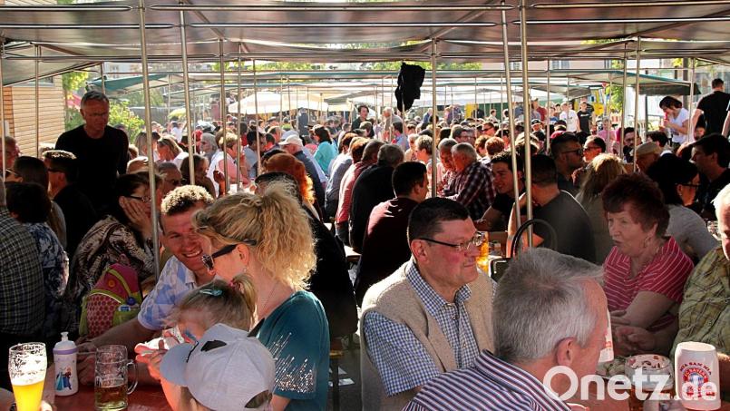 Die Sitzgelegenheiten waren vollbesetzt beim letzten Pirkerfest vor Corona. Archivbild: zer