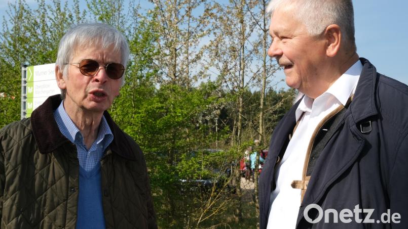 Reinhold Strobl (rechts) und Wolfgang Nowak (links) führten die SPD-Senioren zu den Stätten des WAA-Widerstandes. Bild: Hirsch