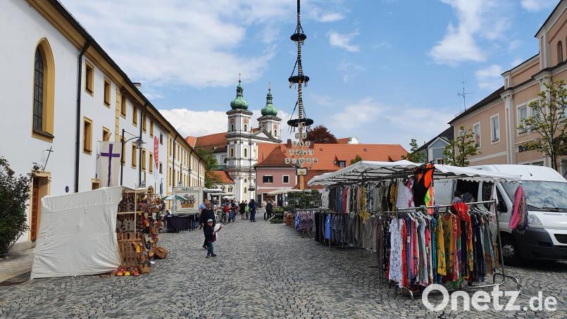 Vor allem Pflanzen und Textilien sowie Essbares gab's beim Walburgismarkt am Sonntag in Waldsassen. Bild: hmr