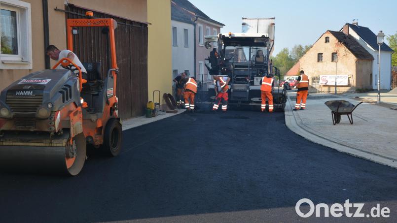 Am Montagmorgen starteten Asphaltierungsarbeiten in der Friedhofstraße, ab Mittwoch soll der Verkehr nach rund sechsmonatiger Bauzeit wieder fließen können. Bild: jr