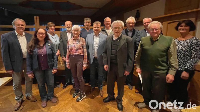 In der Jahreshauptversammlung der Siedlergemeinschaft Neuhaus ehrt Vorsitzender Werner Sauer (stehend, links) 
mit Bürgermeister Karl Heinz Budnik (stehend, Siebter von links) zahlreiche Mitglieder. Besonderer Dank galt Thomas Wilhelm (stehend, Vierter von links) für seinen Vortrag. Bild: ser