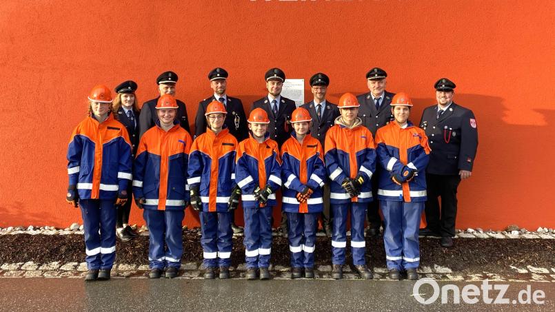 Nach Verleihung der Abzeichen gratulierte den sieben Nachwuchskräften auch Vorsitzender Rajmund Buchmann (Zweiter von rechts). Bild: bk