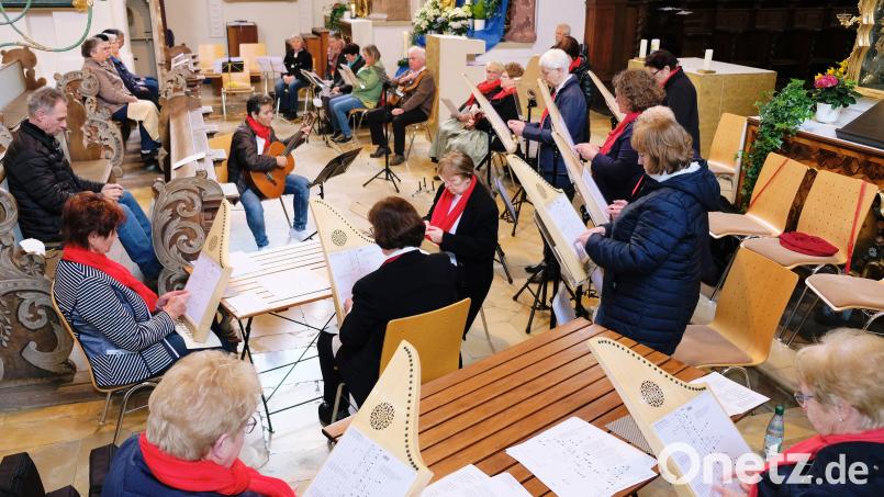 Im Marienmonat gehörte die Klosterkirche Speinshart zur Mitte der Marienverehrung. Drei Musikgruppen und Solist Josef Kämpf zelebrieren einen Lobgesang auf die Mutter Gottes Bild: do