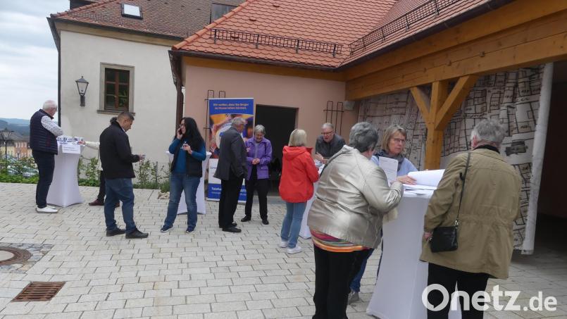 Beratungs- und Informationsbedarf herrschte im Hofraum des ehemaligen Vermessungsamtes. Auch Bürgermeister Marcus Gradl (2. von links) zeigte Präsenz. Bild: rn