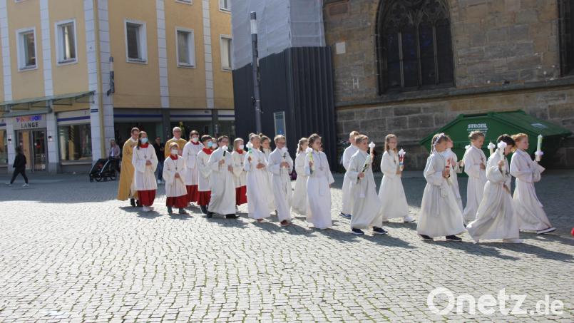 14 Erstkommunikanten zogen mit Pfarrer Thomas Helm und Diakon Richard Sellmeyer in die Basilika ein, um dort bei einem festlichen Gottesdienstes erstmals den Leib des Herrn zu empfangen. Bild: ads