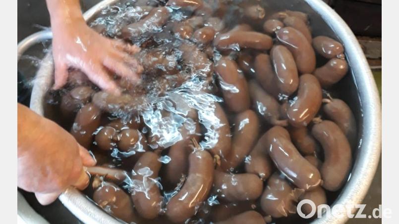 Häufig genutzt wurde in letzter Zeit das Schlachthaus in der Brauerei-Straße: Hier dampfen frische Leberwürste aus dem Kessel. Seit einigen Tagen haben die Renovierungsarbeiten begonnen. Bild: edo
