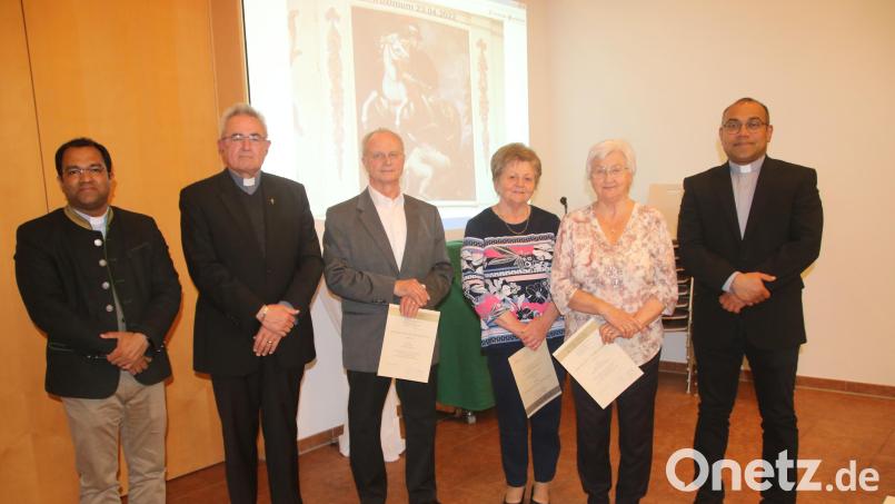 Beim Pfarrfamilienabends ehrt die Pfarrei Schlicht einige langjährige Chorsängerinnen (von links): Stadtpfarrer Pater Robin Xavier, Diakon Dieter Gerstacker, Chorleiter Heinz Krob, Christa Ströhl, Agnes Heldmann und Pfarrvikar Pater Jimmy Joseph. Bild: ct