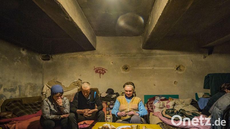 Zivilisten warten in einem Schutzraum während eines russischen Beschusses über dem Dorf Luch in der Ukraine. Symbolbild: Celestino Arce Lavin/ZUMA Press Wire/dpa