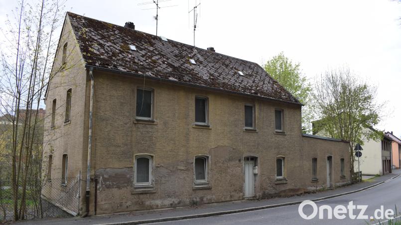 Ein privater Investor möchte dieses Haus neben dem BRK-Seniorenzentrum Haus Mühlbühl abreißen und stattdessen ein vierstöckiges Mehrfamilienhaus mit zwölf Wohneinheiten bauen. Bild: szl