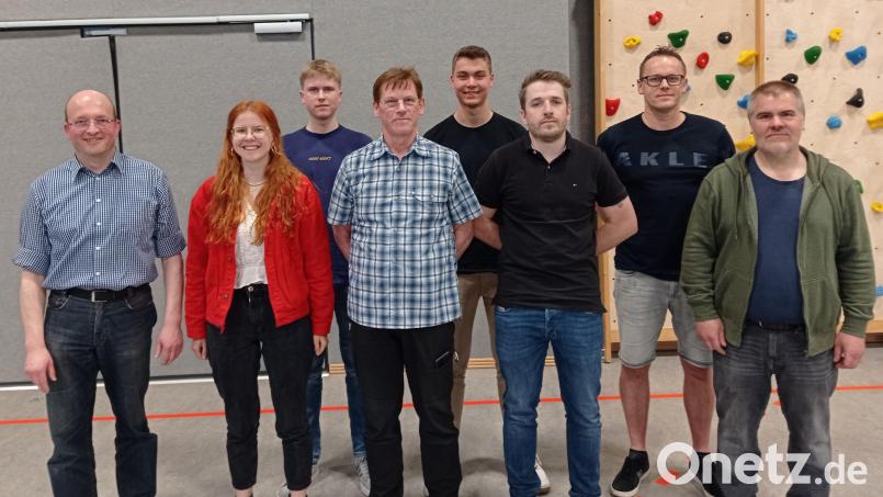Die neugewählte Führungsmannschaft des TTC Waldershof: Von links Alexander Raab, Jannika Zangmeister, Justus Zangmeister, Manfred Jost, Hannes Andritzky, Florian Schäffler, Roman Vavrinek und Stefan Deubzer. Es fehlen Nicolai Bäumler und Harald Andritzky. Bild: fpoz