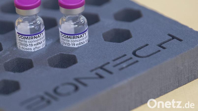 Nach aktuellem Stand der Wissenschaft hat Comirnaty bei einer Infektion mit der Delta-Variante eine Wirksamkeit von etwa 90 Prozent gegen eine schwere Covid-19-Erkrankung. Bei der Omikron-Mutante zeigen erste Daten, dass der Schutz weniger gut ist. Bild: Sebastian Gollnow/dpa