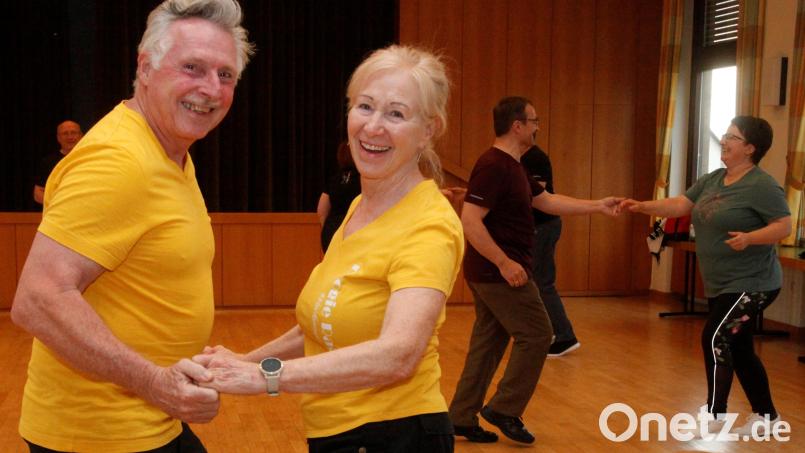 Das Boogie-Woogie-Tanzen sorgt bei Günther Weber und Marianne Leber (links) für gute Laune und ein Gefühl von Freiheit, Jeden Sonntag tanzen sie mit den anderen Boogie-Rabbits im Wackersdorfer Pfarrsaal. Bild: Hirsch