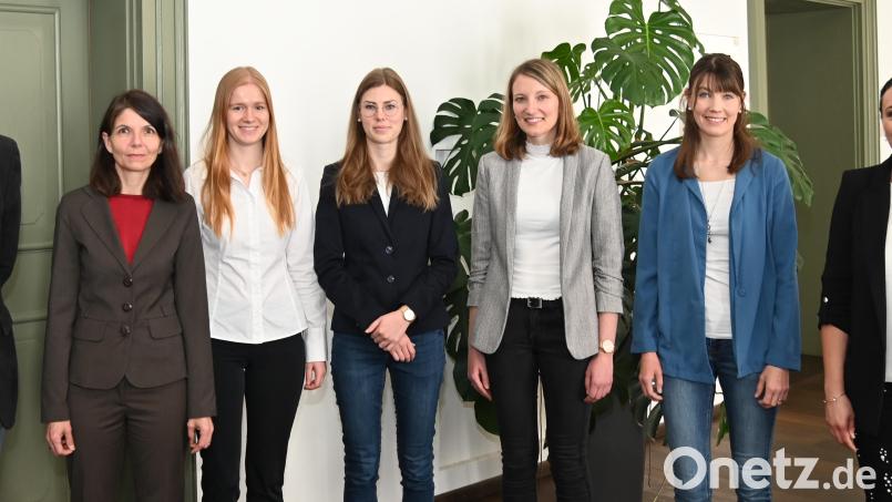 Landgerichtspräsident Harald Riedl (links) hofft, dass seine jungen Richterinnen für längere Zeit am Landgericht Amberg tätig sein werden. Von links: Dr. Barbara Tutsch, Annika Scharl, Anna-Katharina Dangelmeyer, Simone Amrhein, Dr. Raphaela Ezold und die Richterrätin am Landgericht Amberg Dr. Claudia Arlt. Bild: gf