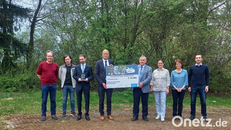 Das Stiftland-Gymnasium erhält 16.000 Euro aus dem Förderprojekt &quot;Schule und Klimaschutz&quot; der Schott AG. Bei der Scheckübergabe waren (von links) Markus Remold (AG Eine Welt), Stefan Heldwein (Fachschaft Biologie), Carsten Heine (Personalleiter Schott Mitterteich), Stefan Rosner (Standortleiter Schott Mitterteich), Schulleiter Albert Bauer, Daniela Pilz (Fachschaft Physik), Elke Schiegl (AG Eine Welt) und Oberstufenkoordinator Andreas Staufer dabei. Bild: szl