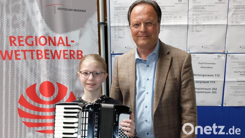 Akkordeonsolistin Karolin Rasp mit ihrem Lehrer, Musikschulleiter Erwin Jahreis. Bild: Musikschule Marktredwitz/exb