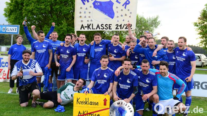 So sehen Sieger aus - und Partylöwen: Die Kicker der DJK Weihern/Stein feierten auf dem Platz und danach den Aufstieg in die Kreisklasse. Bild: ham