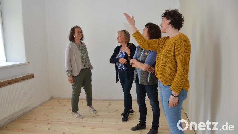 Noch sind die Räume nicht fertig zum Beziehen, aber der Charme des alten Hauses und etliche Details konnten von den Besuchern schon entdeckt werden. Bild: dob