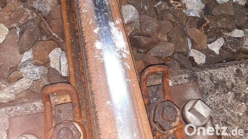 Unbekannte legten bei Schwarzenfeld Schottersteine auf die Gleise. Bild: Bundespolizei/exb