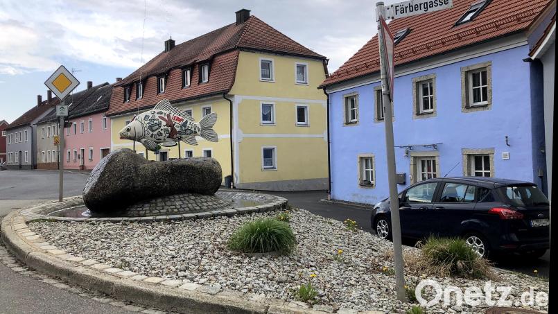 Der Platz an der Gabelung Premenreuther Straße/Am Steg/Färbergasse wird mit der Zoigl-Skulptur &quot;Krug&quot; aufgewertet. Für den &quot;Phantastischen Karpfen&quot; wird nun ein neuer Standort gesucht. Bild: wro