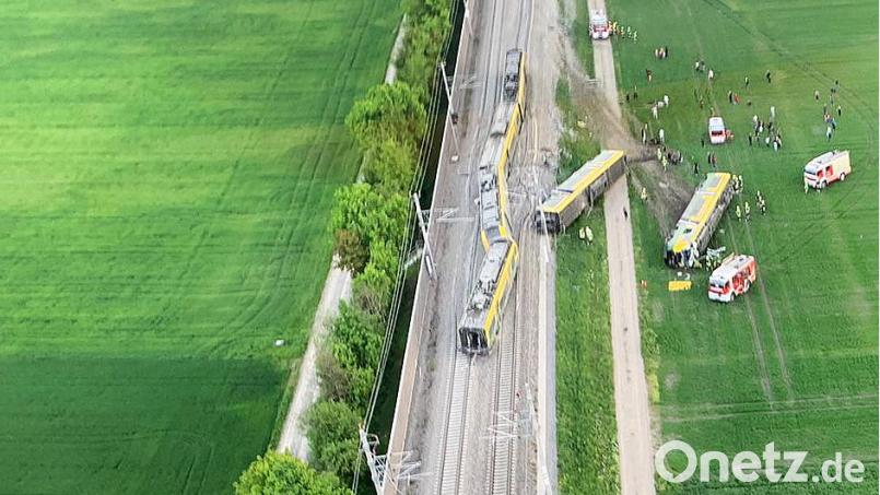 Ein entgleister Zug und umgestürzte Waggons. In Österreich hat sich am frühen Montagabend ein Zugunglück ereignet. Wie die Behörden berichteten, entgleiste der Waggon eines Zuges im Bezirk Mödling bei Wien. Bild: picture alliance/dpa/APA | Öamtc