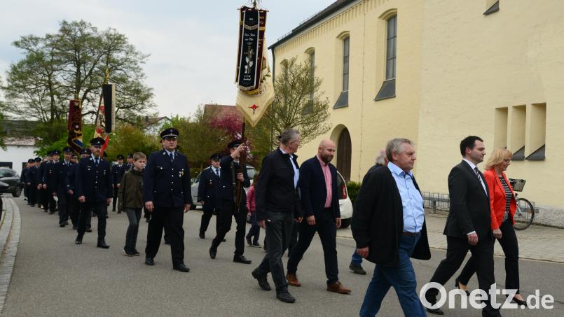 Mit Fahnen und Blasmusik ziehen die Mitglieder der Wehren am Florianstag zur St.-Michaels-Kirche. Bild: bey