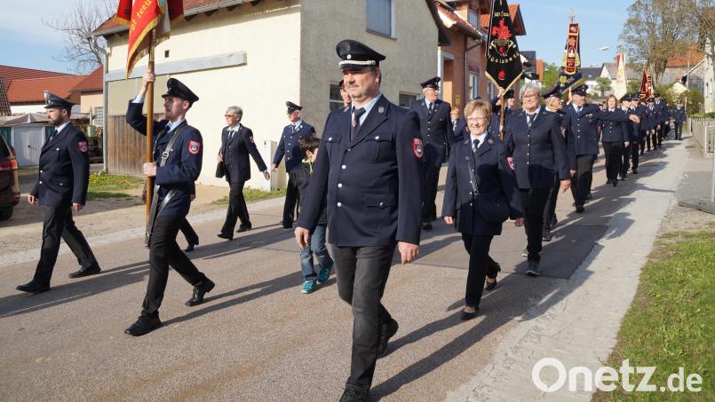 Angeführt von der Stadtkapelle zogen die Kameraden beim Kirchenzug durch Wildeppenried Bild: wel