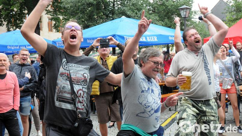 Feiern, bis die Stimme versagt, wie hier im Jahr 2018, wird es heuer beim Altstadtfest auch wieder nur am Samstag und Sonntag geben. Am Freitag soll ein Warm-Up bereits für kulturelle Tupfer in der Altstadt sorgen. Bild: Stephan Huber