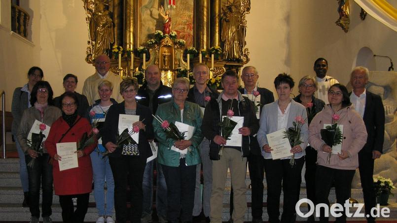 Aus den Pfarrgemeinderäten von Neusorg und Pullenreuth verabschiedet wurden (vorne, von links) Christa Schmid, Marianne Fütterer, Christine Bockisch, Irene Ritter, Christine Hecht, Michael Beck, Tanja Wegmann und Corinna Karger-Hostalka sowie Verena Heinl (zweite Reihe, von links), Sabine Philipp, Bernhard Schultes, Gerhard Dumler, Alois Greger und Maria Haas. Mit im Bild: Pfarrgemeinderatssprecher Robert Bauer (hinten, von rechts) und Pfarrer Julius Johnrose sowie Diakon Harald Schraml (hinten, Dritter von links). Es fehlen Elvira Kobel, Max Pirner und Bianca Rothe. Bild: öt