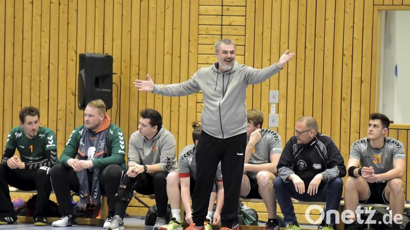 Die Heimniederlage der HG Amberg gegen den HC Forchheim gefiel Trainer Roman Will (Mitte) so gar nicht. Archivbild: Hubert Ziegler