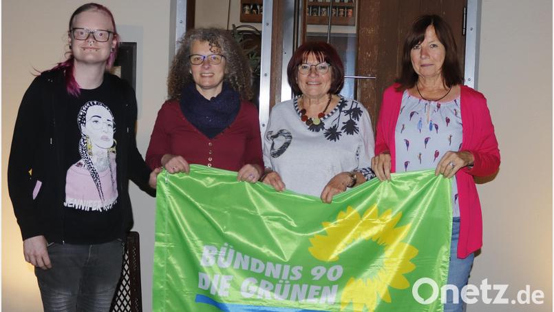 Die Fahne der Grünen halten nach den Wahlen im Ortsverband (von links) Elli Wolf, die wiedergewählte Vorsitzende Yvonne Rösel, Waltraut Gnahn und Gabi Mutzbauer hoch. Bild: mfh