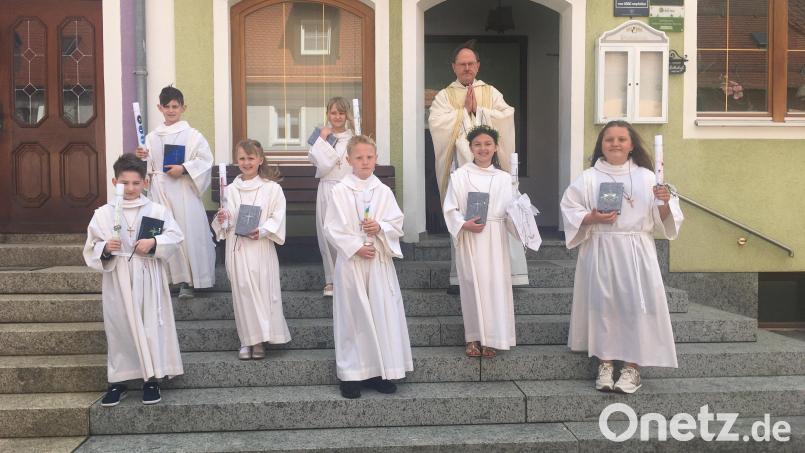 Die Waldecker Erstkommunionkinder mit Pfarrer Heribert Stretz. Bild: Pfarrei Waldeck/exb