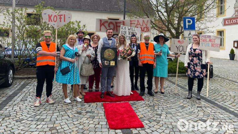 Die Laienspieler sorgten mal wieder für Gaudi bei der Hochzeit eines Mitglieds des Ensembles. Bild: rpp