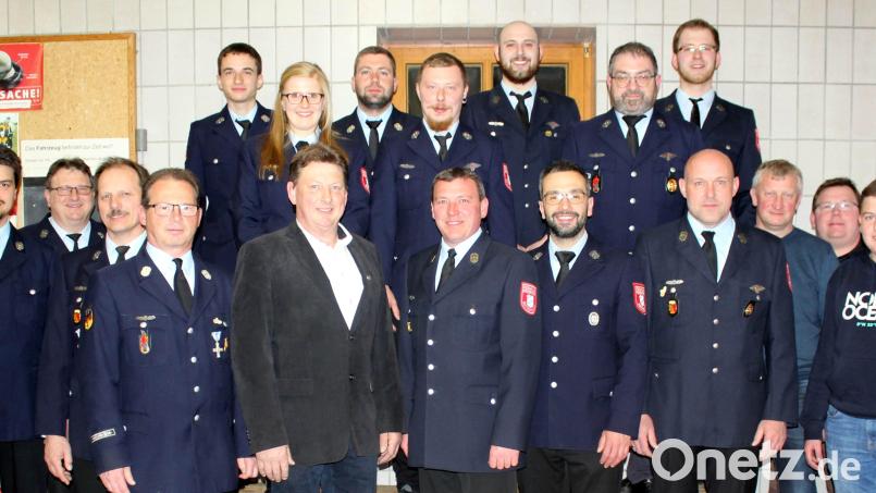 Bei der Jahreshauptversammlung der FF Rottendorf wurde die gesamte Vorstandschaft neu gewählt.
Unser Bild zeigt die neuen Amtsinhaber mit Vorsitzendem Helmut Ries (Vierter von links) und zweitem Vorsitzenden Josef Pösl, jun. (vorne, Sechster von links). Bild: Josef Mutzbauer/exb