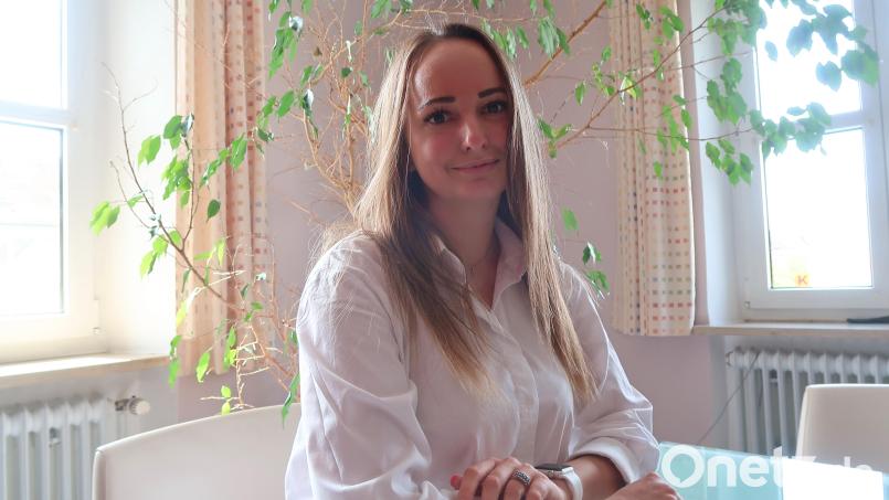 Kseniia Lutsenko floh schon vor acht Jahren aus der Ukraine. Nun will sie mit ihren Erfahrungen anderen ukrainischen Flüchtlingen helfen. Sie unterrichtet Deutsch an der Europa-Berufsschule in Weiden. Bild: Kunz