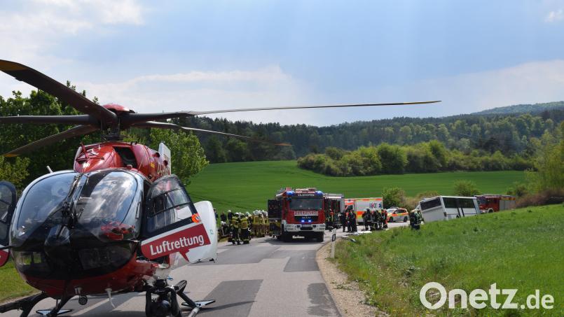 Nach dem Schulbusunfall in der Bergstraße in Schmidmühlen wurde auch ein Rettungshubschrauber angefordert. Er musste einen schwer verletzten Autofahrer in ein Krankenhaus transportieren. Bild: Paul Böhm