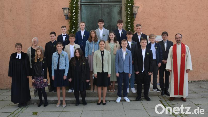 17 Jugendliche feiern am Muttertag Konfirmation. Anhand eines Schokoriegels erklären Pfarrerin Carmen Riebl (links) und Diakon Fabian Endruweit (rechts) als Dialogprediger dabei die Liebe Gottes. Warmer Sonnenschein begleitet die Familien an diesem erinnerungswürdigen Tag. Bild: dob